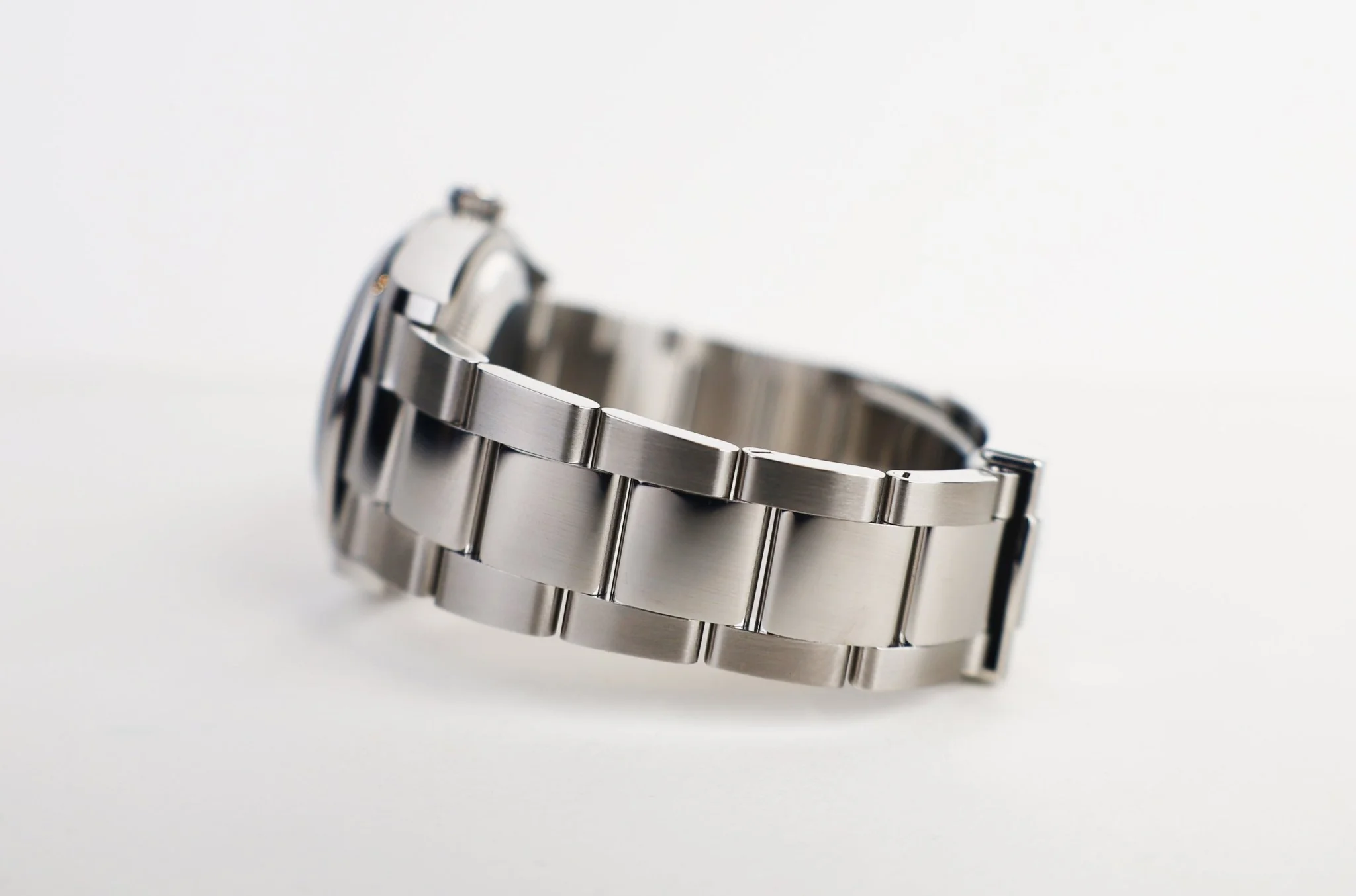 rolex-datejust-36-stainless-steel-black-index-dial-smooth-domed-bezel-oyster-bracelet-126200-346728_1024x1024@2x