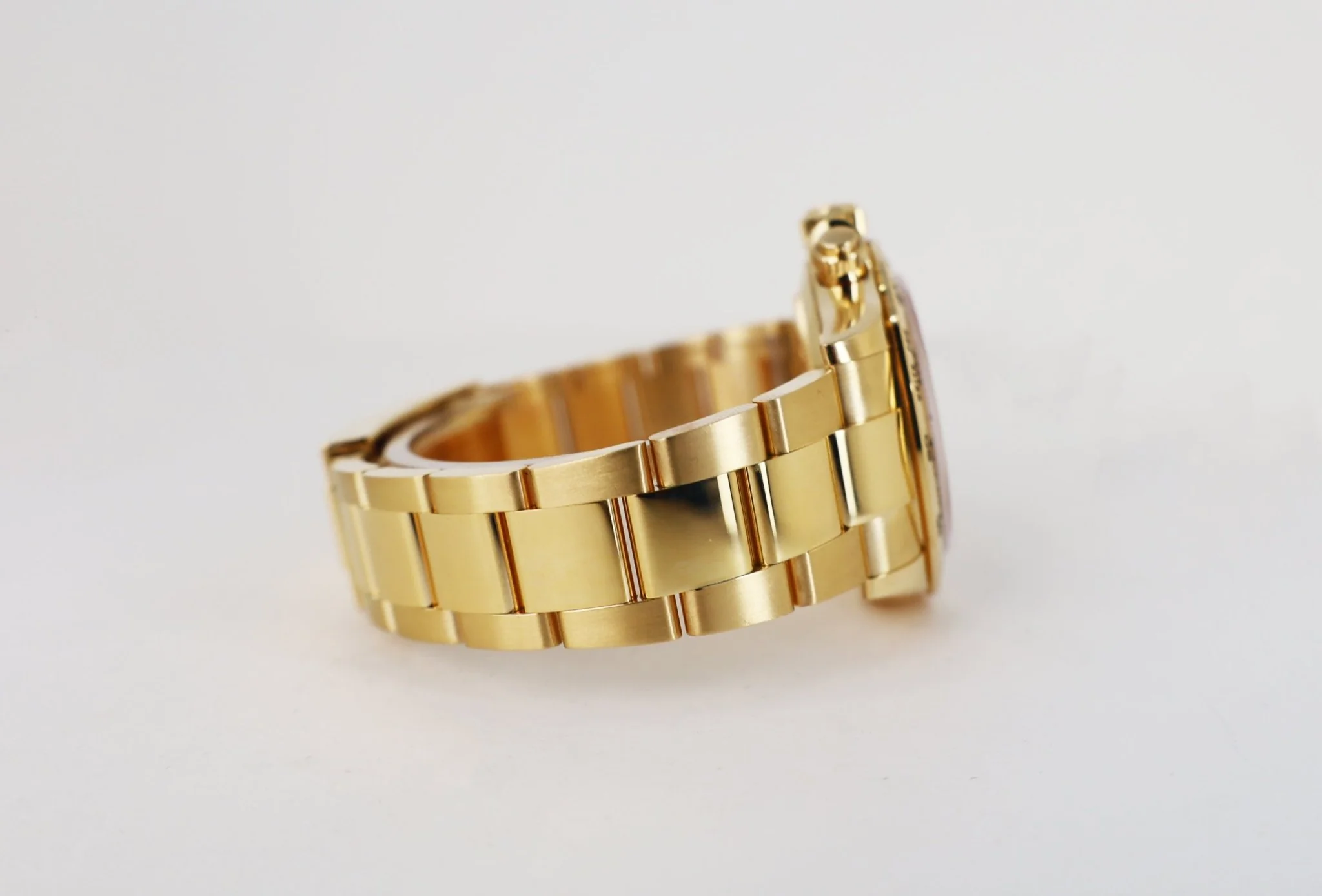 rolex-yellow-gold-cosmograph-daytona-40-watch-champagne-and-index-dial-116508-chbki-878711_1024x1024@2x